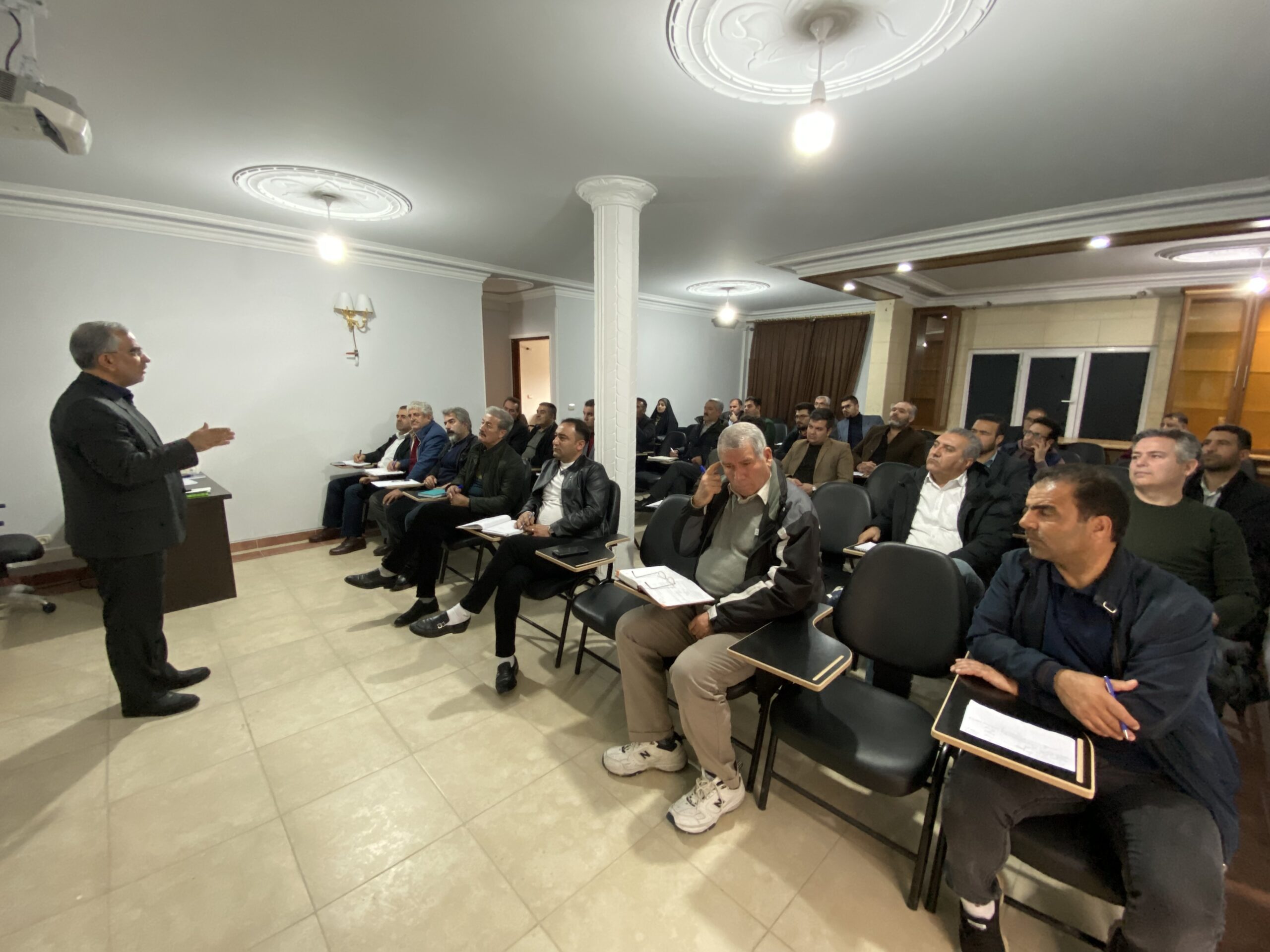 ادامه روند دوره های آموزشی پروانه تخصصی مشاورین املاک در اتحادیه مشاورین املاک ارومیه در روز سه شنبه در تاریخ ۱۴۰۲/۱۰/۲7